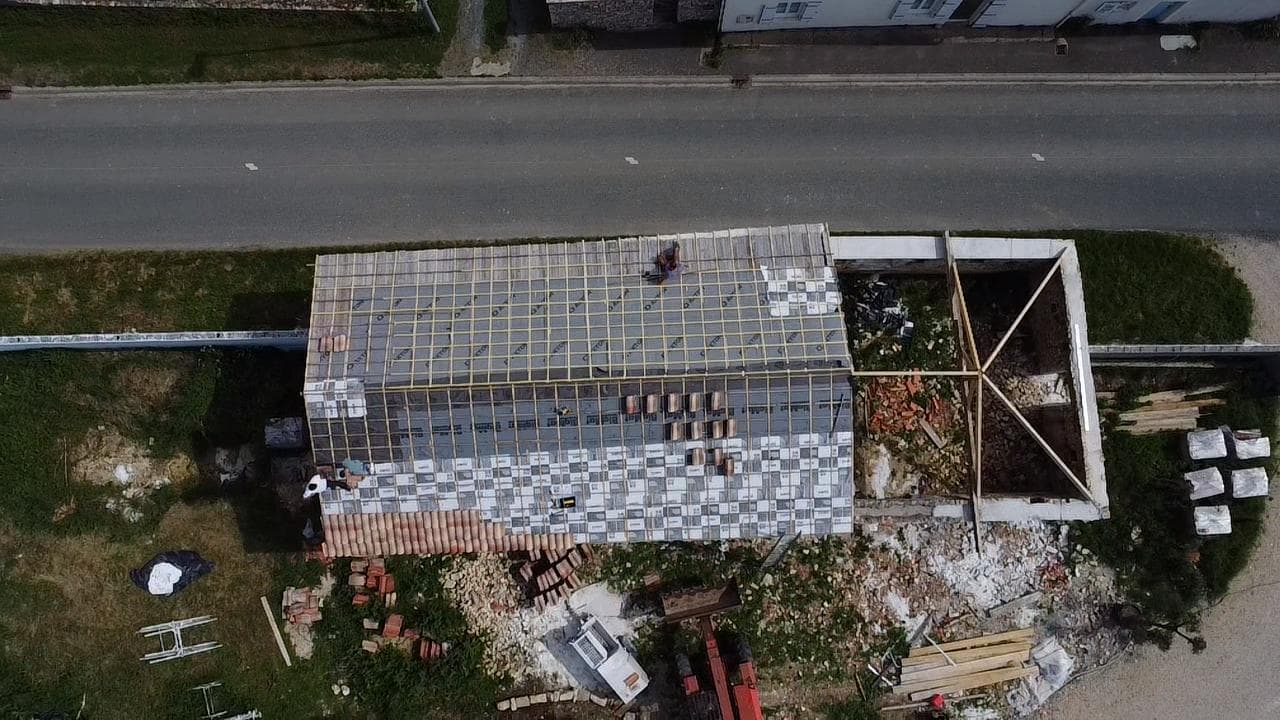 Chantier de réfection de toiture en cours, pose de membrane